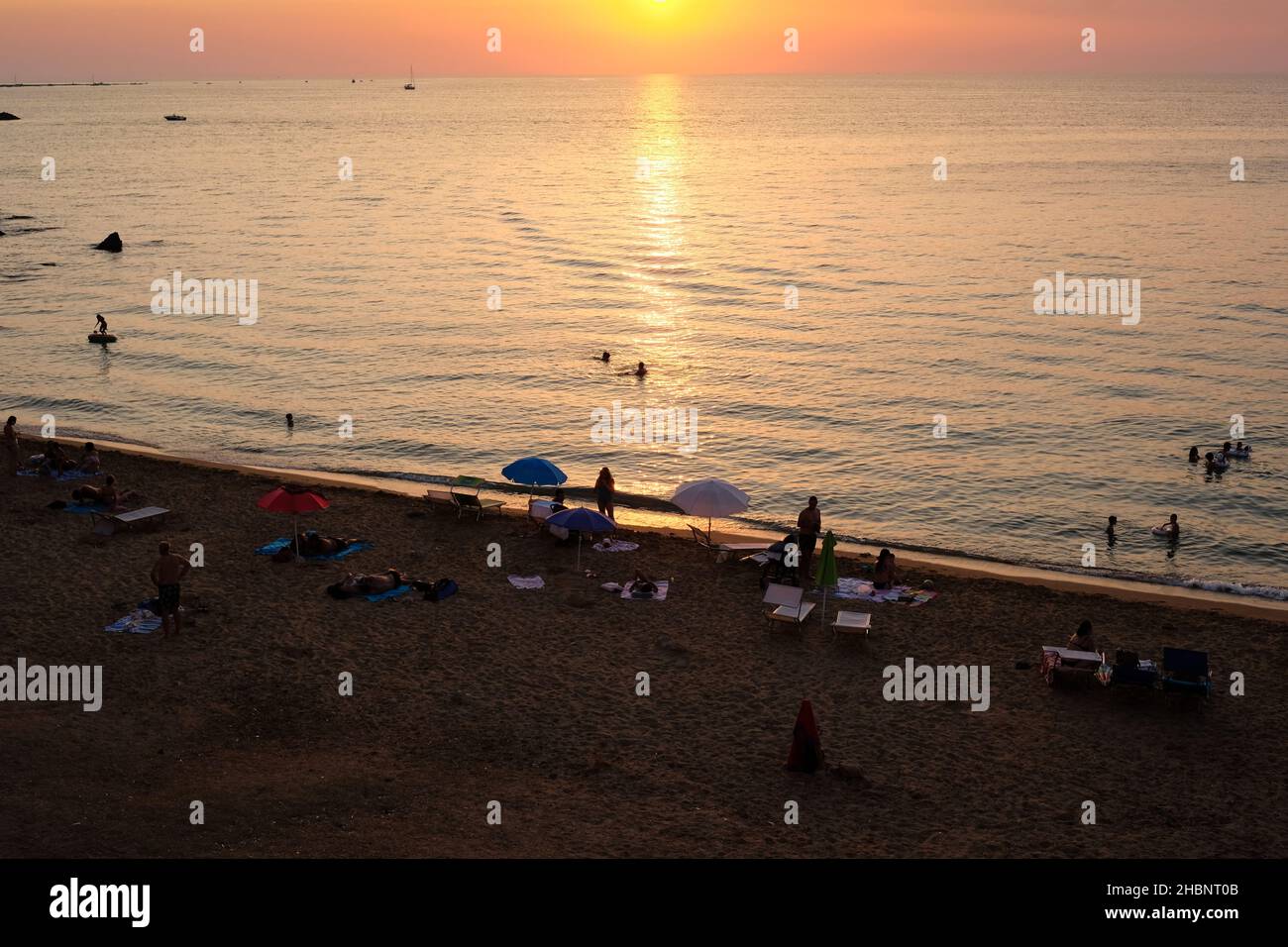 Atemberaubender Sonnenuntergang in Gallipoli (Lecce, Apulien). Lebendige Farben am Himmel. Suggestive und emotionale Sicht. Stockfoto