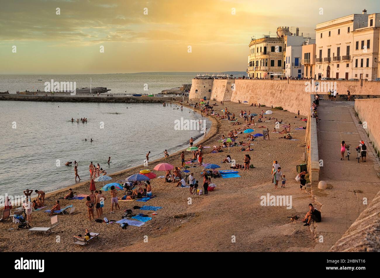 Atemberaubender Sonnenuntergang in Gallipoli (Lecce, Apulien). Lebendige Farben am Himmel. Suggestive und emotionale Sicht. Stockfoto