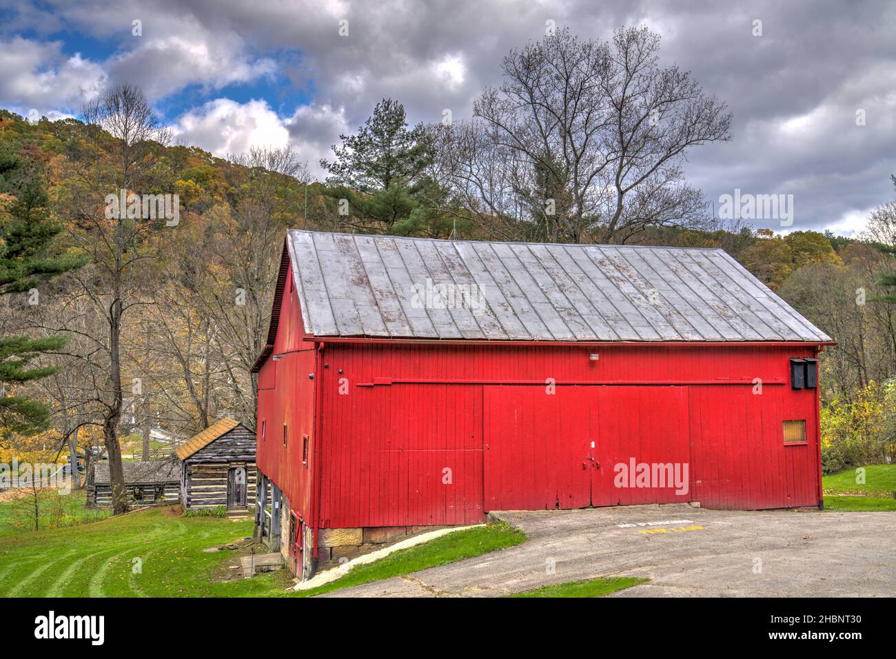 Die Sam Shaffer Barn im Pioneer Village im Beaver Creek State Park in East Liverpool, Ohio. Stockfoto