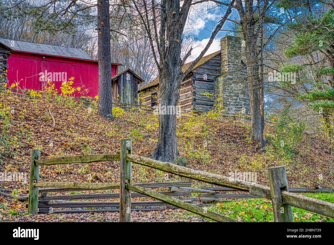 Den Hügel hinauf in Richtung der roten Scheune und einem Schulhaus im Pioneer Village im Beaver Creek State Park in East Liverpool, Ohio. Stockfoto