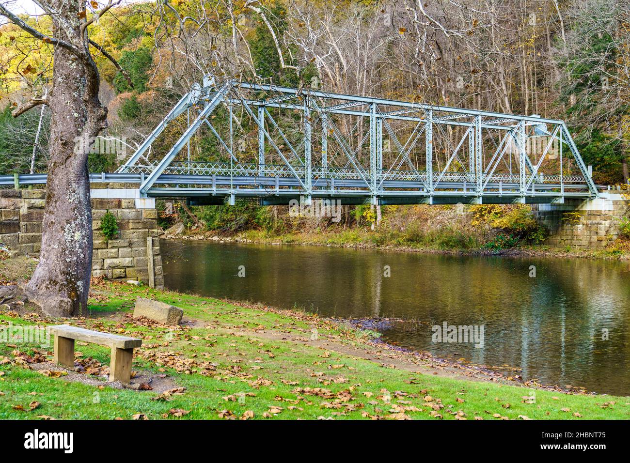 Die einspurige Echo Dell Road-Brücke über den Beaver Creek im Beaver Creek State Park in East Liverpool, Ohio. Stockfoto