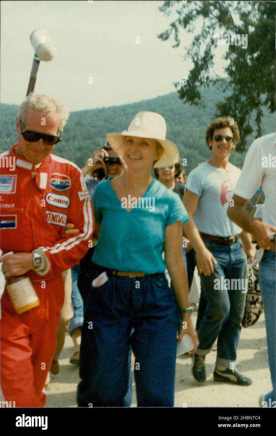Lime Rock, CT, USA. um 1980. Der verstorbene Schauspieler Paul Newman spaziert mit seiner Frau Joanne Woodward während eines Autorennens auf dem Limerock Speedway. Kredit: Jim DeLillo/Alamy Stockfoto