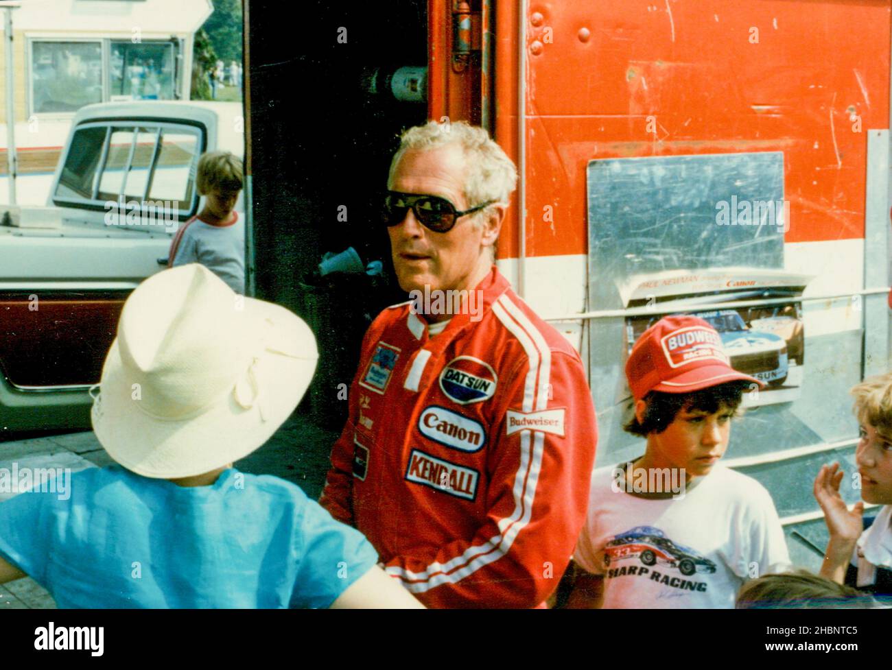 Lime Rock, CT, USA. um 1980. Der verstorbene Schauspieler Paul Newman stand bei einem Autorennen auf dem Limerock Speedway neben seiner Frau Joanne Woodward. Kredit: Jim DeLillo/Alamy Stockfoto