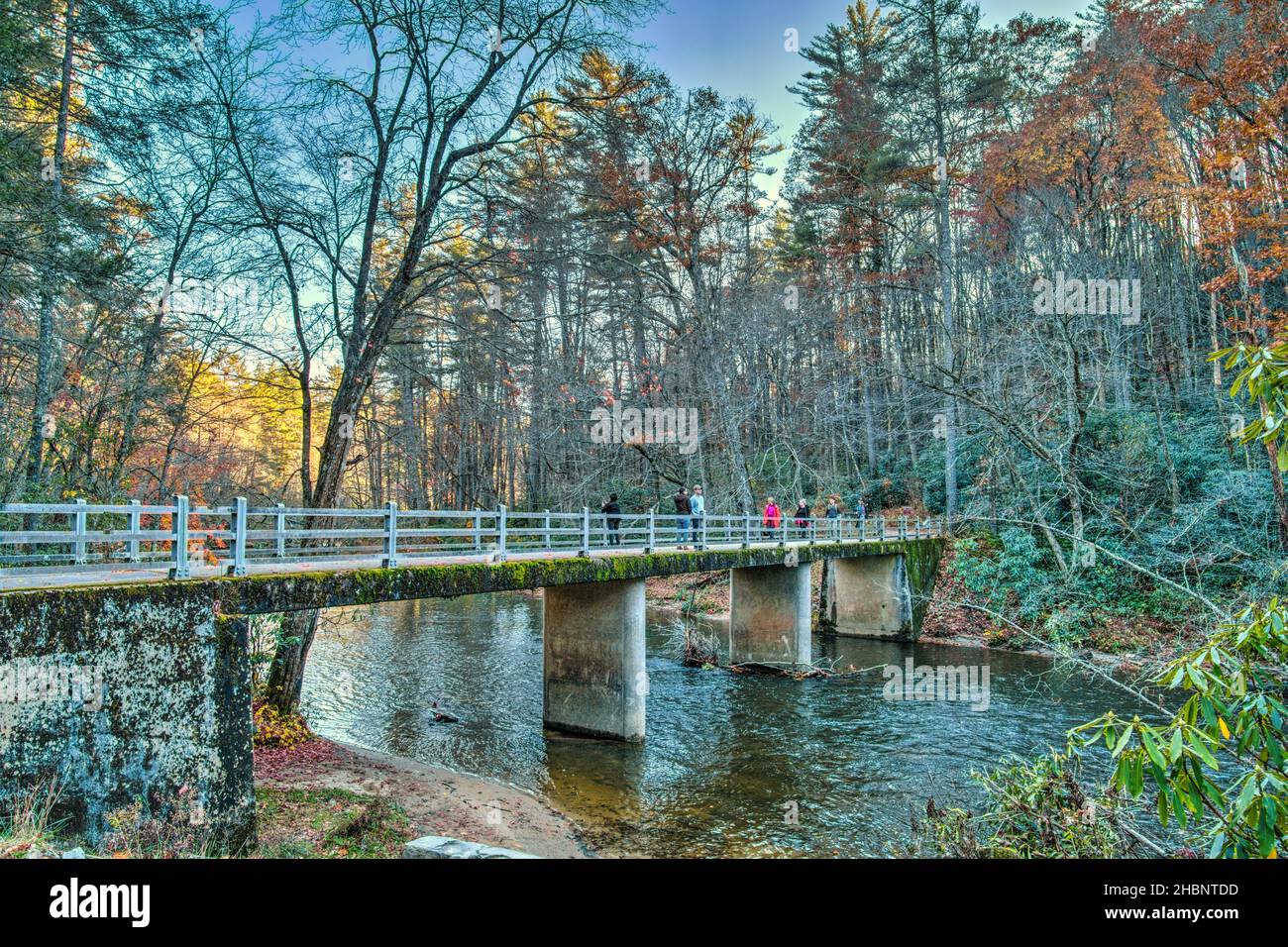 Fußgängerbrücke über den Linville River, die durch das Linville Falls Visitor Center auf dem Blue Ridge Parkway in North Carolina führt. Stockfoto