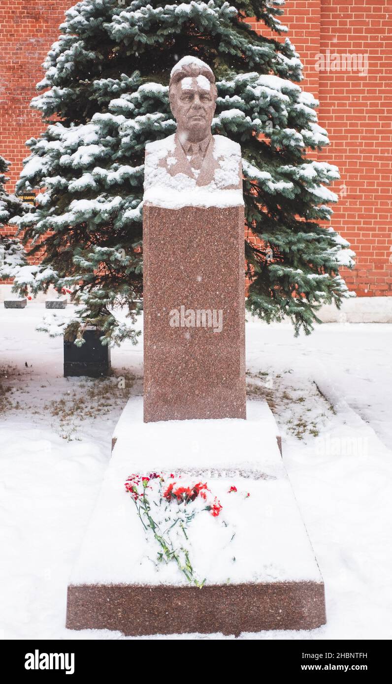 5. Dezember 2021, Moskau, Russland. Denkmal am Grab des Generalsekretärs des Zentralkomitees der KPdSU Leonid Breschnew in der Nekropole in der Nähe Stockfoto