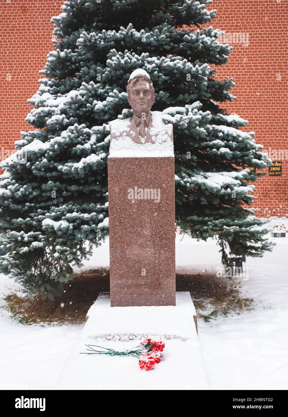 5. Dezember 2021, Moskau, Russland. Denkmal am Grab des sowjetischen Staatsmannes Michail Suslow in der Nekropole in der Nähe der Kremlmauer auf dem Roten Platz. Stockfoto