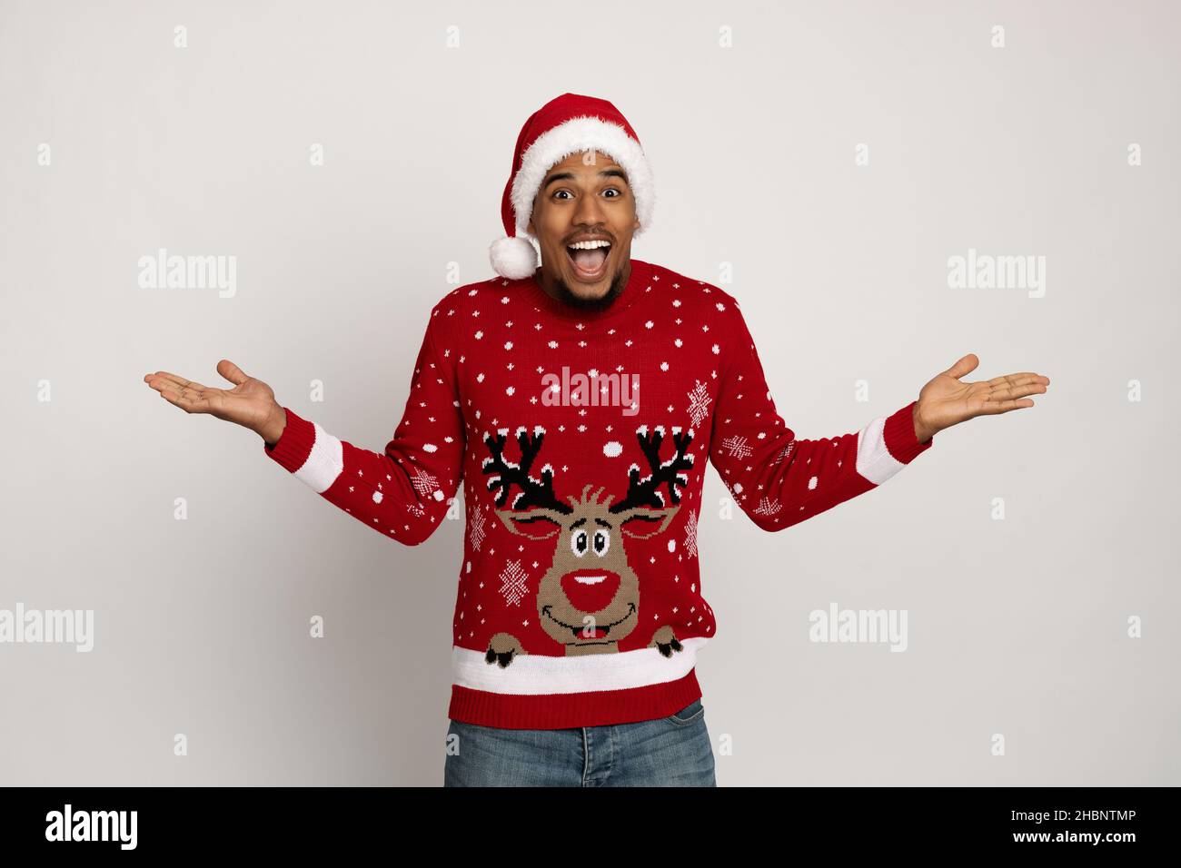 Überrascht african american Santa Claus gestikuliert auf grau Stockfoto