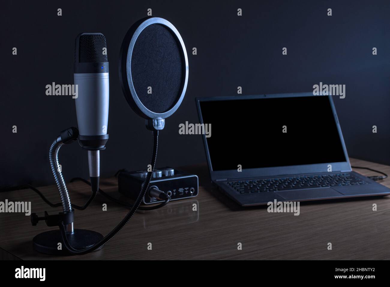 Kondensatormikrofon und Laptop. Podcast-Konzept. Stockfoto