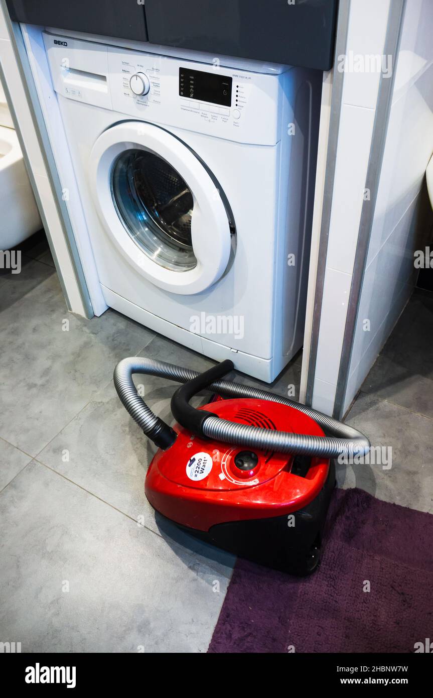 POSEN, POLEN – 10. Mai 2019: Ein roter Bosch-Staubsauger neben einer Waschmaschine der Marke Beko Stockfoto