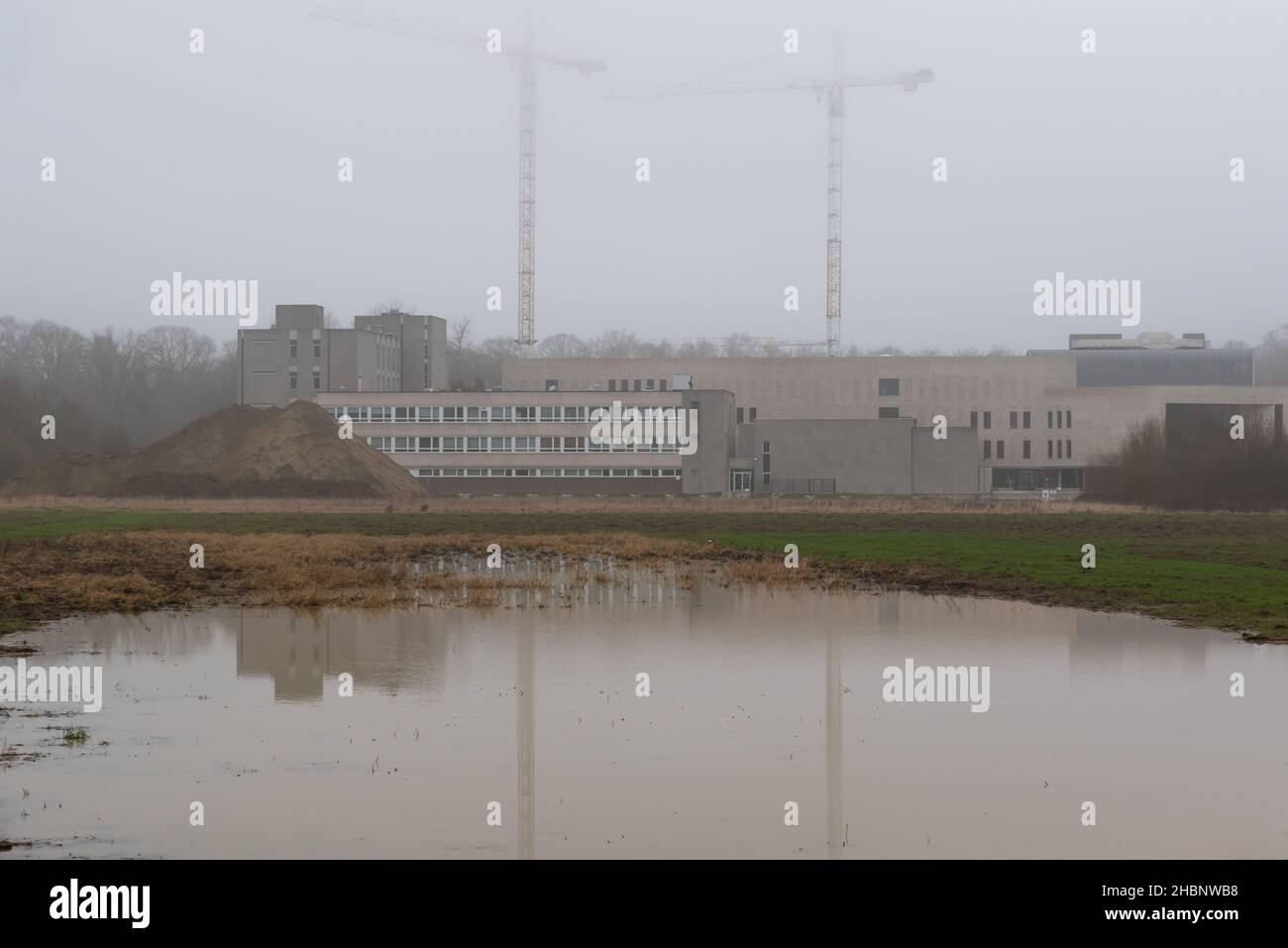 Heverlee, Flandern, Belgien, 12 18 2021: Campus-Gebäude der Katholischen Universität Leuven, die sich in einem Teich spiegeln Stockfoto