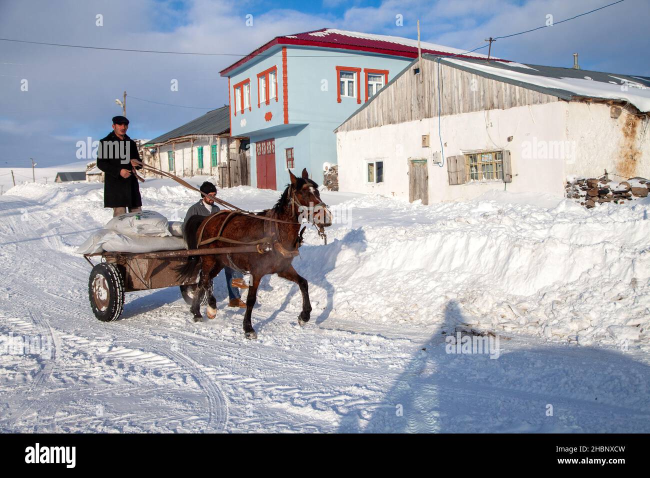 Kars,Türkei - 01-27-2106:Unbekannte reisen mit der Pferdekutsche auf verschneiten Straßen. Stockfoto