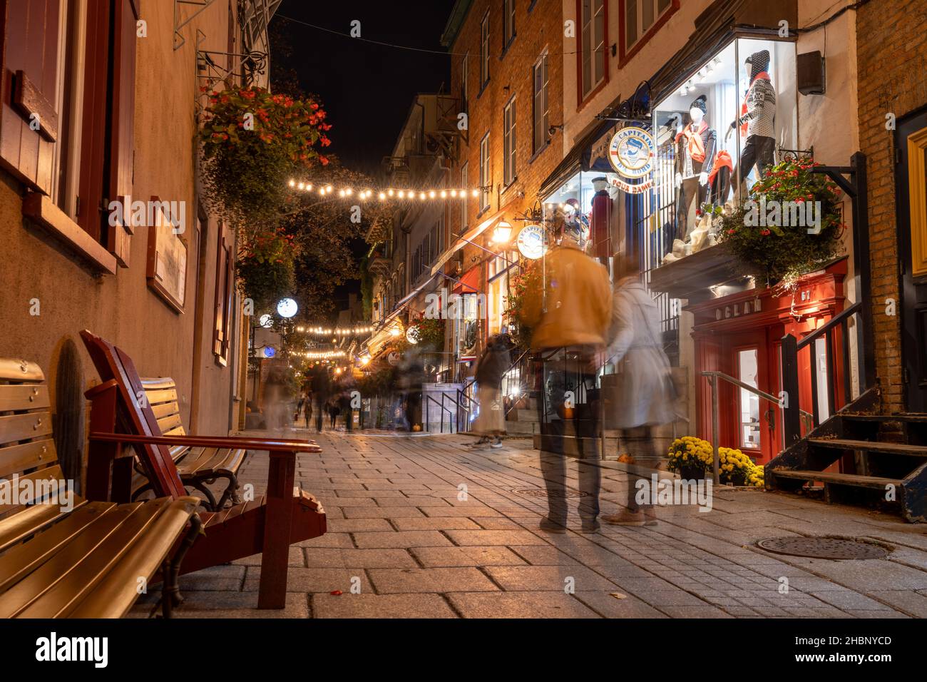 Quebec, Kanada - Oktober 18 2021 : Nachtansicht des Quartier du Petit Champlain im Herbst. Eine kleine Handelszone in Quebec City. Stockfoto