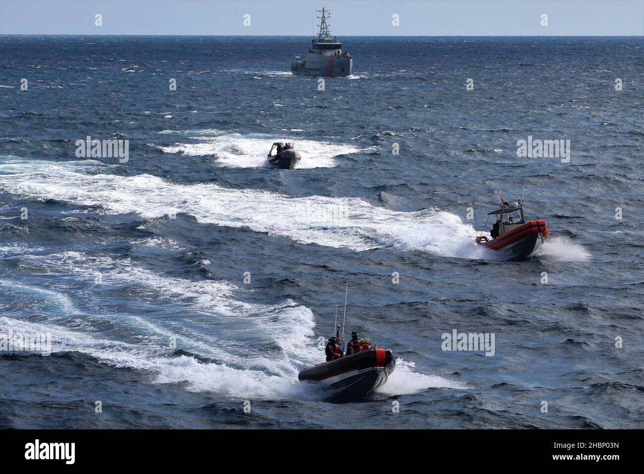 Die kleine Bootscrew der USCGC Mohawk (WMEC 913) führte am 27. November 2021 auf See vor Ecuador eine nicht konforme Boarding-Übung mit der ecuadorianischen Marine durch. Der berühmte Mittelausdauerschneider kehrte am Sonntag nach einem bahnbrechenden 45-tägigen Einsatz im Ostpazifik in den Heimathafen von Key West zurück Foto der Küstenwache von USCGC Mohawk) Stockfoto