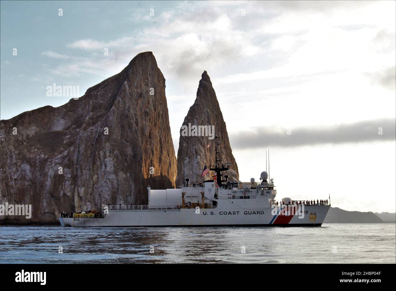 USCGC Mohawk (WMEC 913) kreuzt die Gesteinsformation Sleeping Lion am 28. November 2021 auf See auf den Galapagos-Inseln. Der berühmte Mittelausdauerschneider kehrte am Sonntag nach einem bahnbrechenden 45-tägigen Einsatz im Ostpazifik in den Heimathafen von Key West zurück Foto der Küstenwache von USCGC Mohawk) Stockfoto