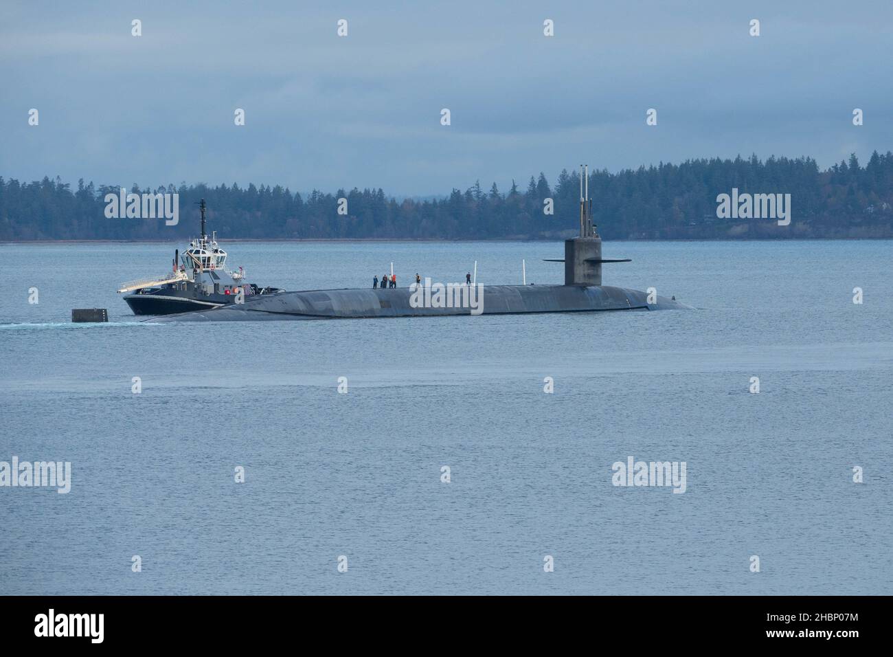 Das U-Boot USS Nevada (SSBN 733) der Ohio-Klasse mit ballistischer Rakete durchfährt den Hood Canal, während das Boot seinen Heimathafen des Marinestützpunktes Kitsap-Bangor, Washington, für eine planmäßige Patrouille am 16. Dezember 2021 verlässt. Nevada ist eines von acht ballistischen Raketen-U-Booten, die am Stützpunkt stationiert sind und den USA (USA) den am meisten überlebensfähigen Teil der strategischen Abschreckungsstrategie-Triade bieten Navy Photo von Mass Communication 2nd Class Ian Zagrocki) Stockfoto