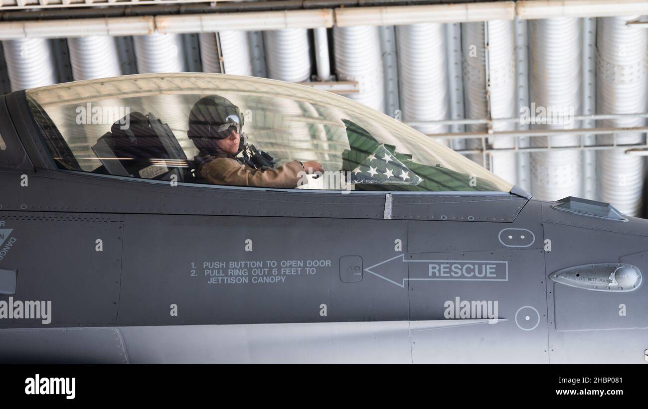 Ein 176th Expeditionary Fighter Squadron Pilot sitzt im Cockpit einer F-16 Fighting Falcon, während er am 7. Dezember 2021 auf der King Fahad Air Base, Saudi-Arabien, betankt wird. Die US- und saudischen Streitkräfte führten gemeinsame Operationen durch und kultivierten weitere starke Partnerschaften, um regionale Aggressoren abzuschrecken. (USA Luftwaffe Foto von Senior Airman Jacob B. Wrightsman) Stockfoto