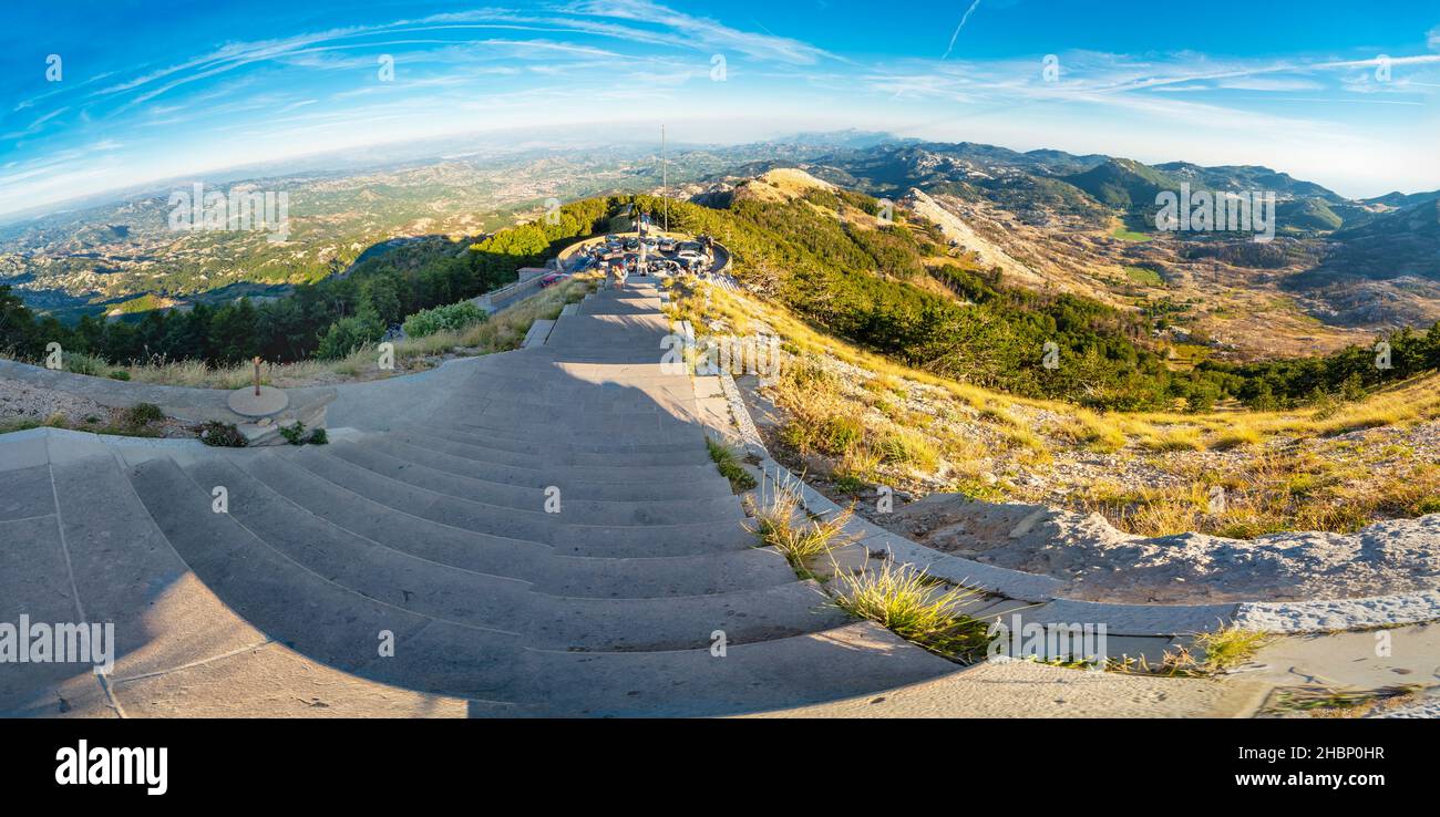 Lovcen Nationalpark, Montenegro-September 14 2019: Weitwinkelaufnahme, bei Sonnenuntergang, Besucher klettern diese Stufen hinauf, in Richtung eines langen Tunnels, der durch den Berg geschnitten wird Stockfoto