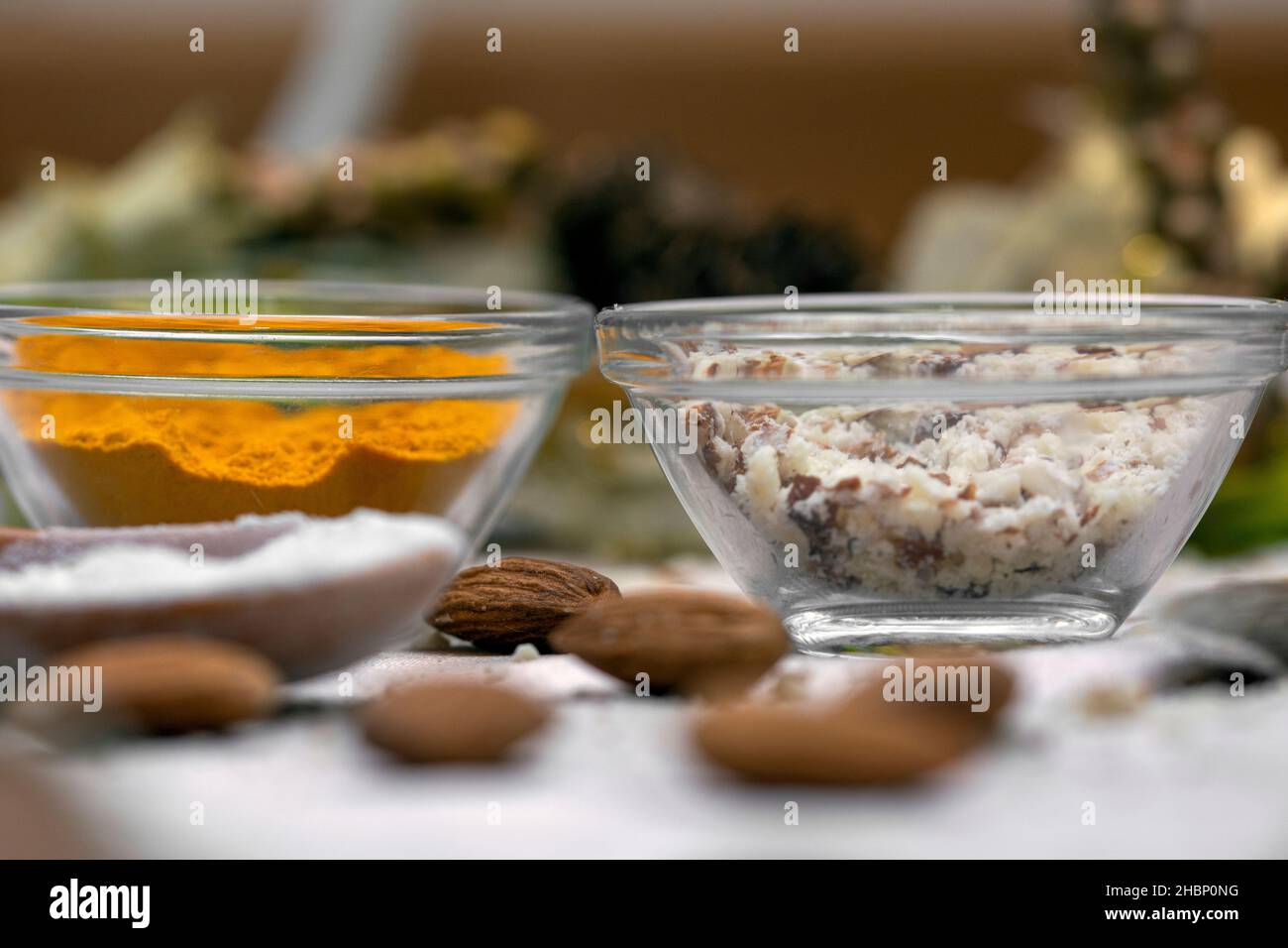 Bio, hausgemachte Gesichtspackung mit Mandelpulver, Kurkuma-Pulver und Mehl für sofortigen Glanz und Fairness Stockfoto