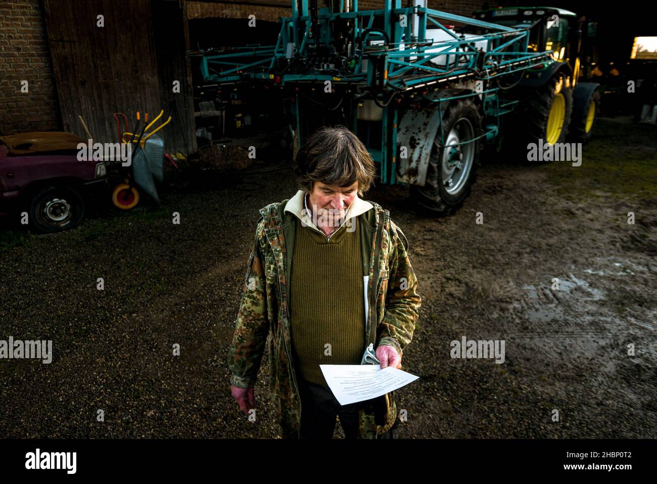 Lützerath, Deutschland. 20th Dez 2021. In dem Moment, in dem ECKHARDT HEUKAMP, einer der allerletzten Bewohner von Lützerath, der sich seiner Zwangsumsiedlung wegen der sich nähernden Braunkohlegrube Garzweiler widersetzt, Erhält die Benachrichtigung, dass eine letzte Gerichtsverhandlung in seinem Fall verschoben wird und RWE vorerst keine weiteren Schritte in Lützerat Unternehmen darf. Um das 1,5-Grad-Klimaziel zu erreichen, werden Kohlekraftwerke in Deutschland spätestens 2038 stillgelegt. Quelle: Matthias Oesterle/Alamy Live News Stockfoto