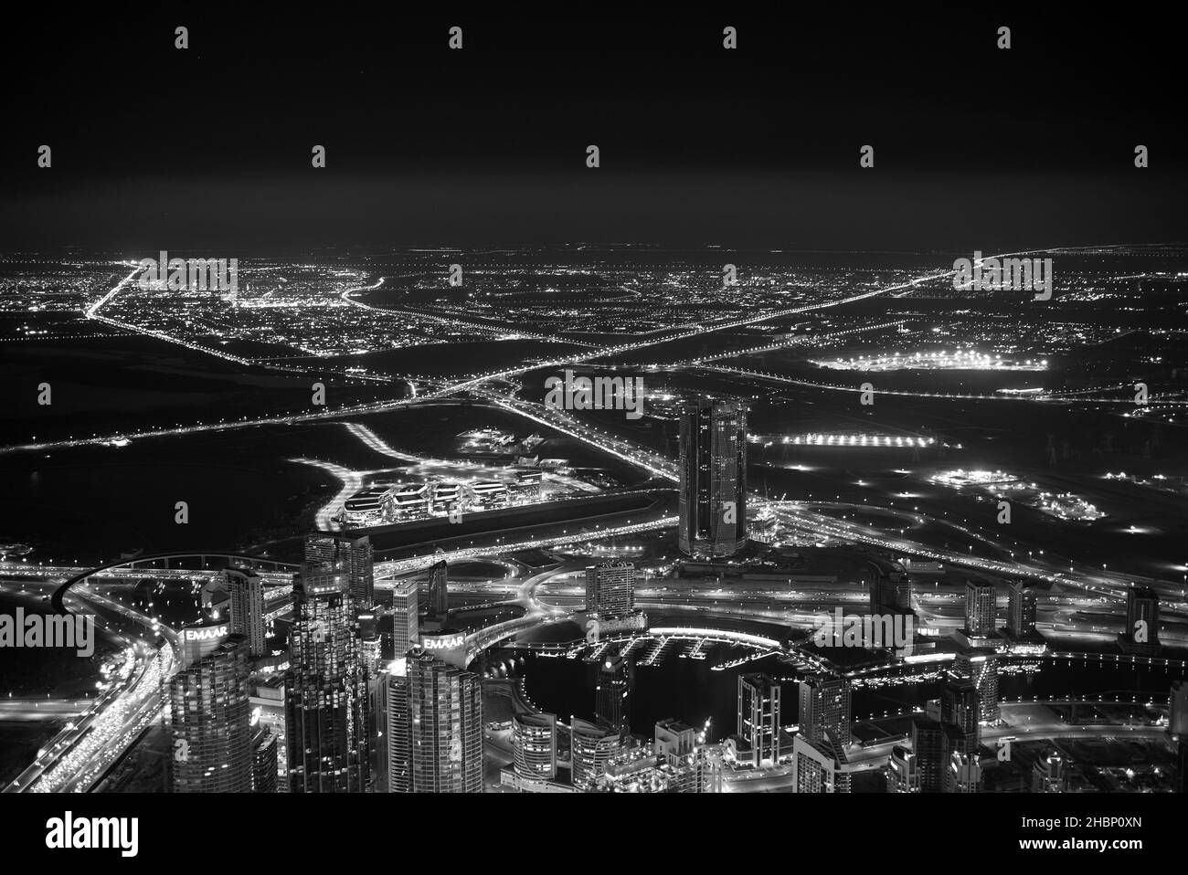 DUBAI VAE - 18. DEZEMBER 2017: Die Stadt Dubai bei Nacht, Blick vom Burj Khalifa, im obersten Stockwerk Stockfoto