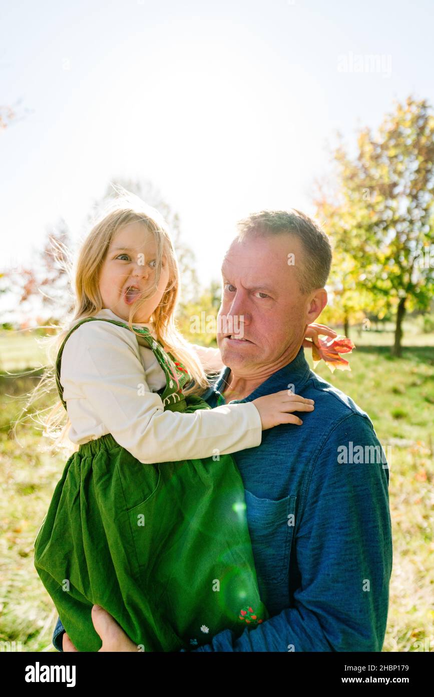 Lustiges Porträt eines Vaters und einer Tochter, die dumme Gesichter machen Stockfoto