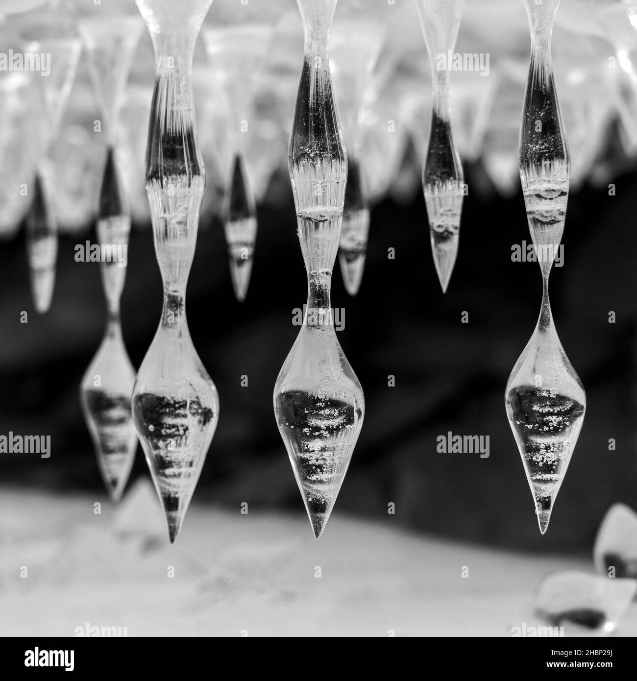 Nahaufnahme von scharfen Eiszapfen in Bergen Stockfoto