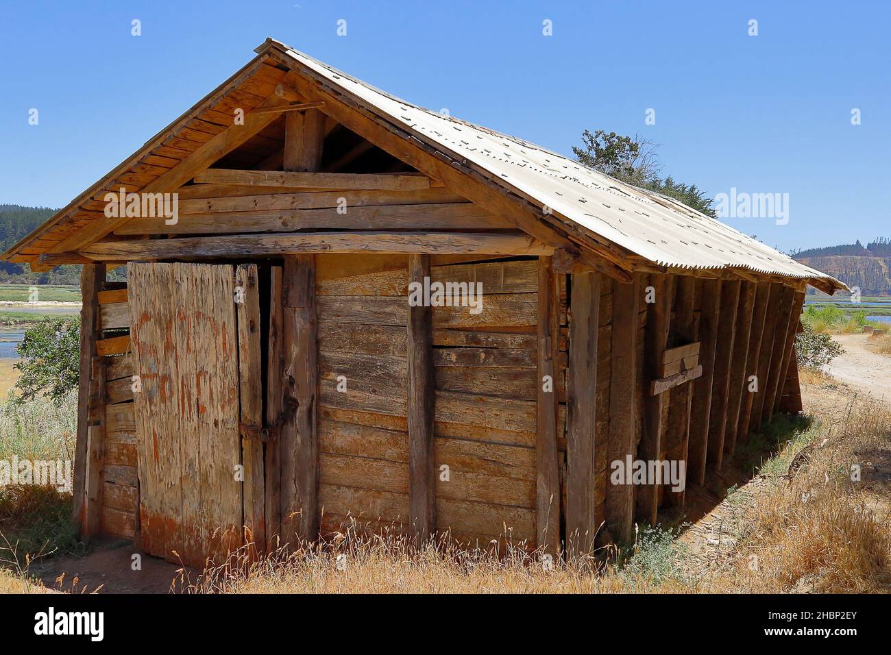 Alte verlassene rustikale Hütte in ländlicher Landschaft Stockfoto