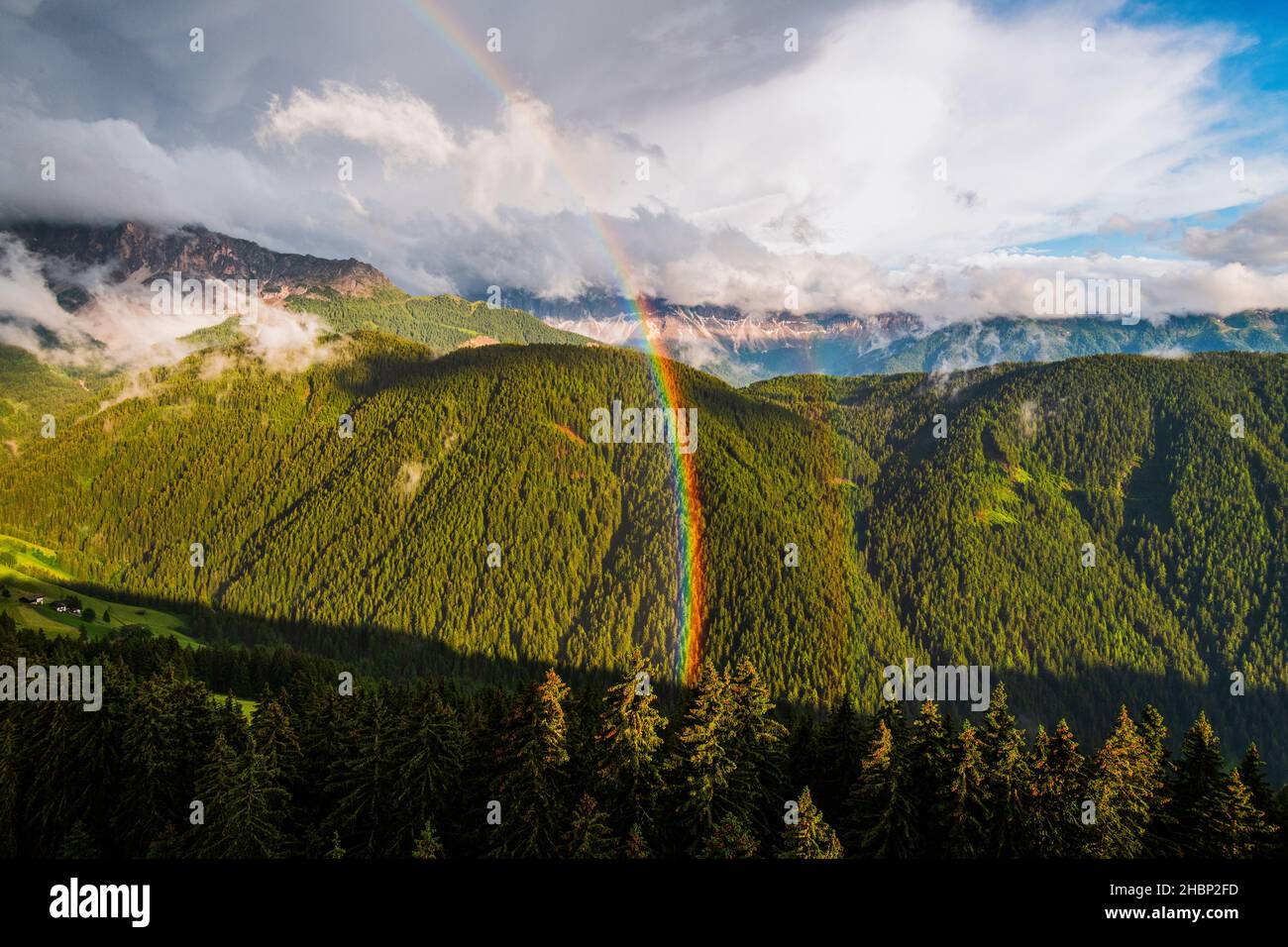 Blick auf die Berge von Forestis Dolomites, einem italienischen Luxushotel Stockfoto