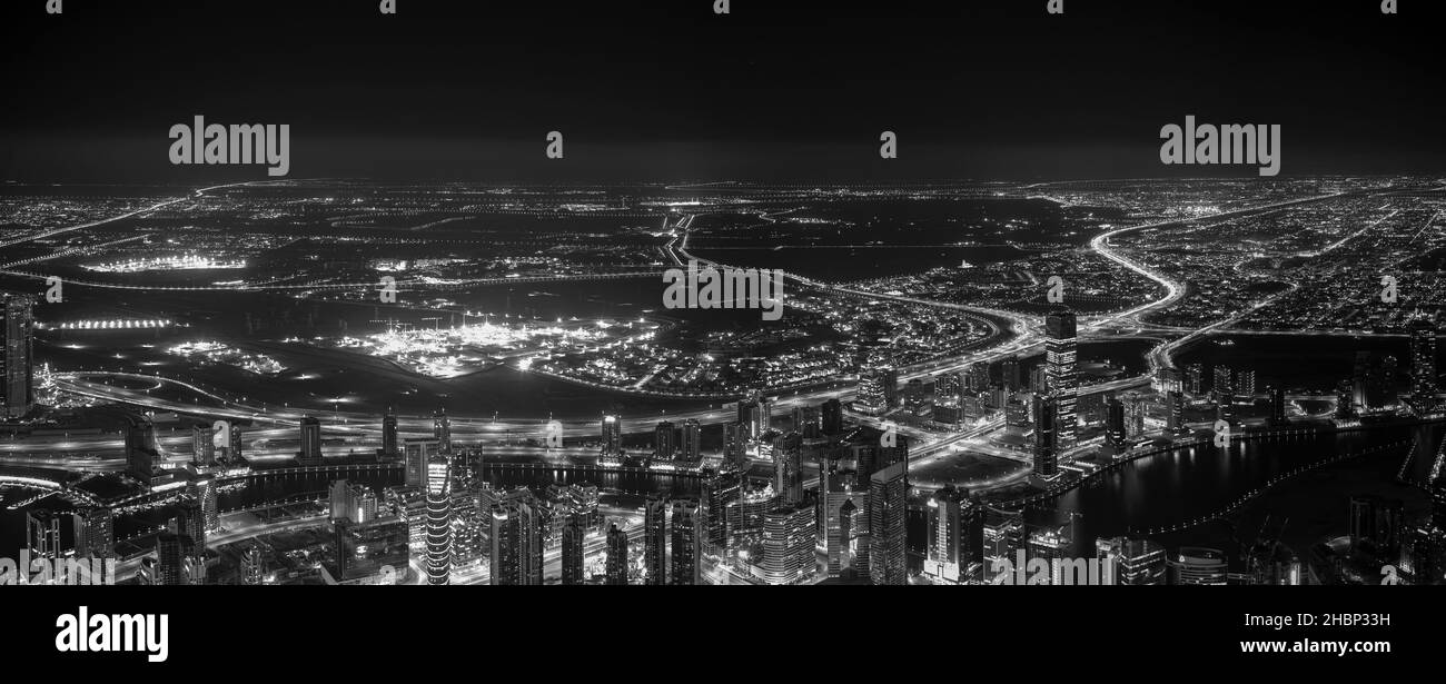 DUBAI VAE - 18. DEZEMBER 2017: Die Stadt Dubai bei Nacht, Blick vom Burj Khalifa, im obersten Stockwerk Stockfoto