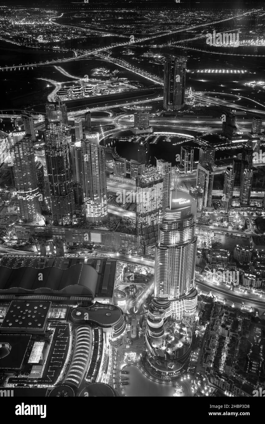 DUBAI VAE - 18. DEZEMBER 2017: Die Stadt Dubai bei Nacht, Blick vom Burj Khalifa, im obersten Stockwerk Stockfoto