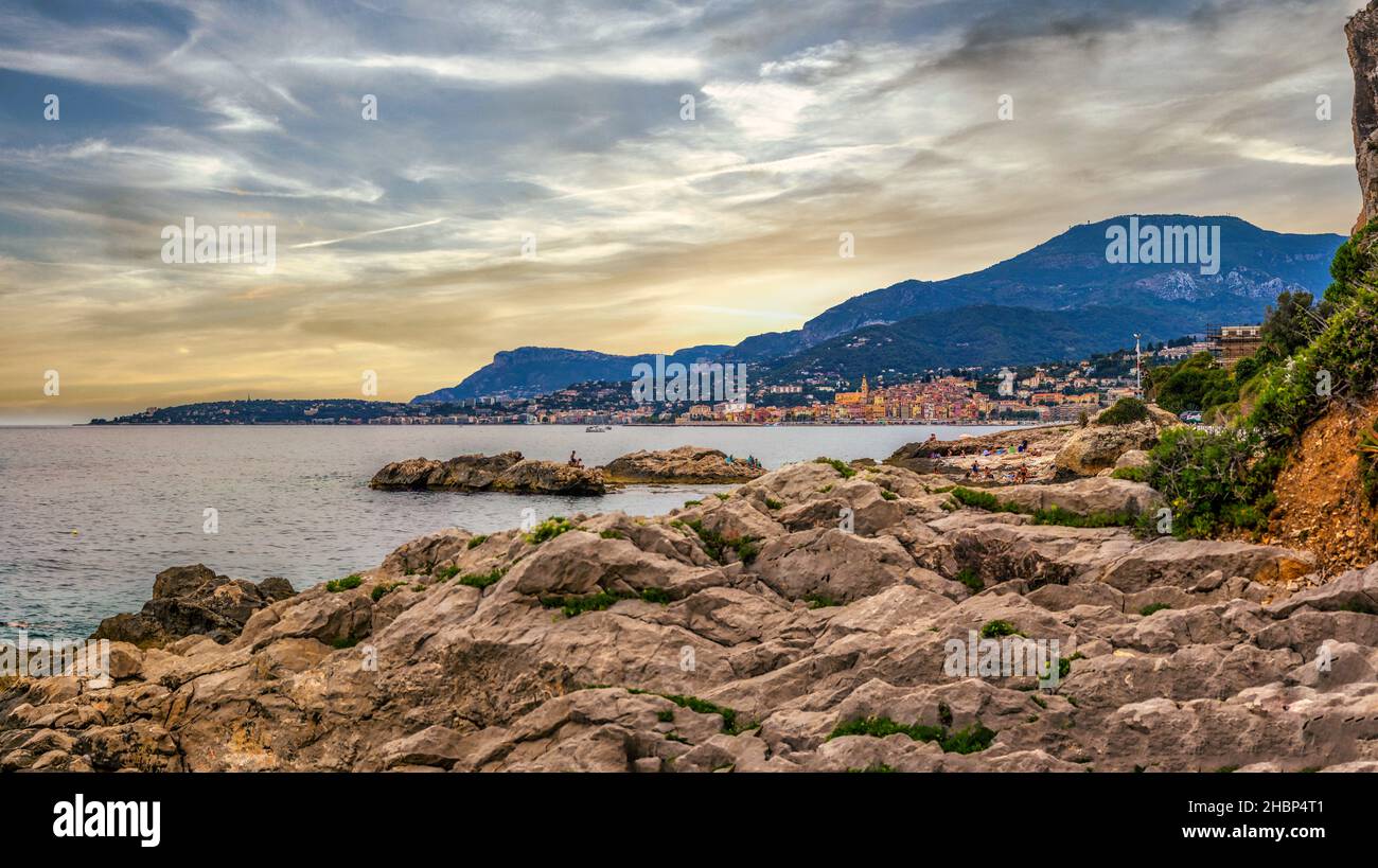 Ventimiglia, Ligurien, Provinz Imperia, Italien: 10. August 2021. Wilder Strand von Balzi Rossi, Grenze zu Frankreich mit Blick auf Menton. Stockfoto