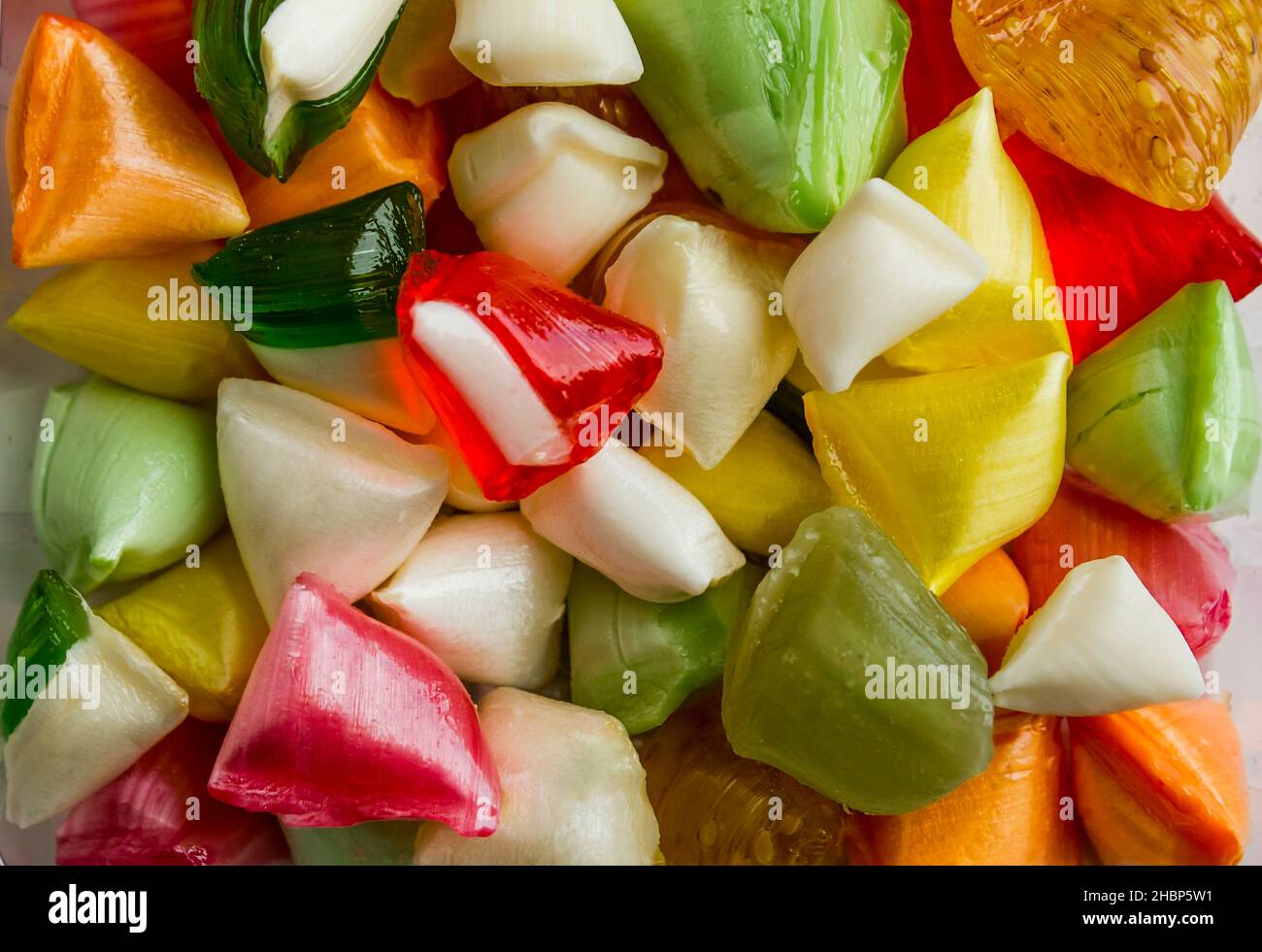 Bunte, traditionelle türkische harte Bonbons Akide Hintergrund.  Konzeptionelles Bild von Feiern Stockfotografie - Alamy