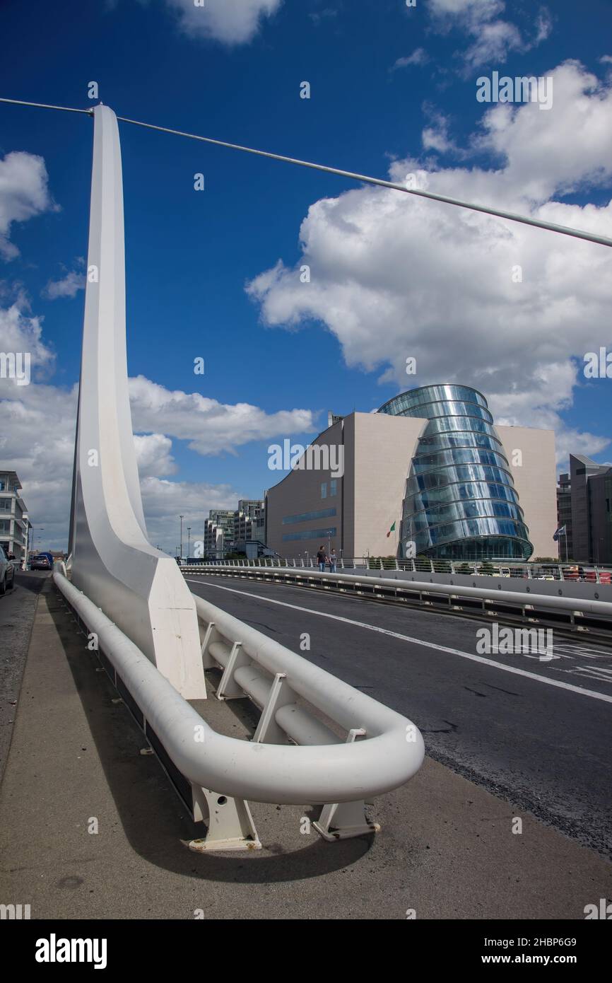 Samuel Beckett Bridge - drehbare Straße und Kabelbrücke in Dublin, Blick auf das Convention Center und das IFSC House, Docklands, Dublin, Irland, Stockfoto