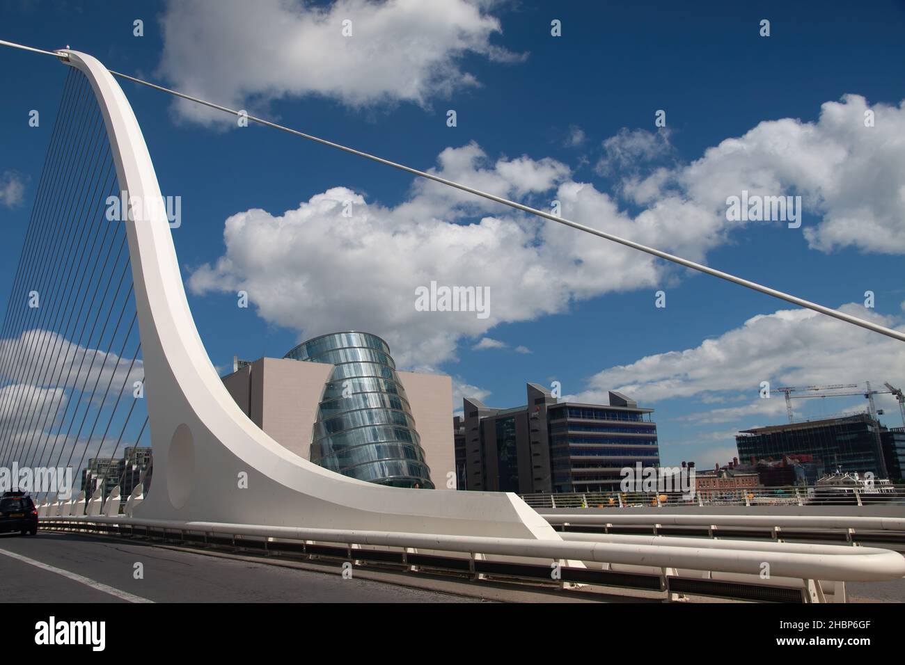 Samuel Beckett Bridge - drehbare Straße und Kabelbrücke in Dublin, Blick auf das Convention Center und das IFSC House, Docklands, Dublin, Irland, Stockfoto