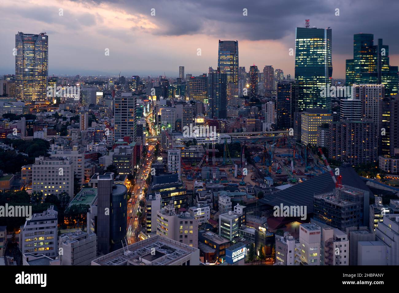 Tokio, Japan - 23. Oktober 2019: Die Wolkenkratzer der ARK Hills von der Aussichtsplattform des Tokyo Tower bei Nacht aus gesehen. Minato Stadt. Tokio. Japan Stockfoto