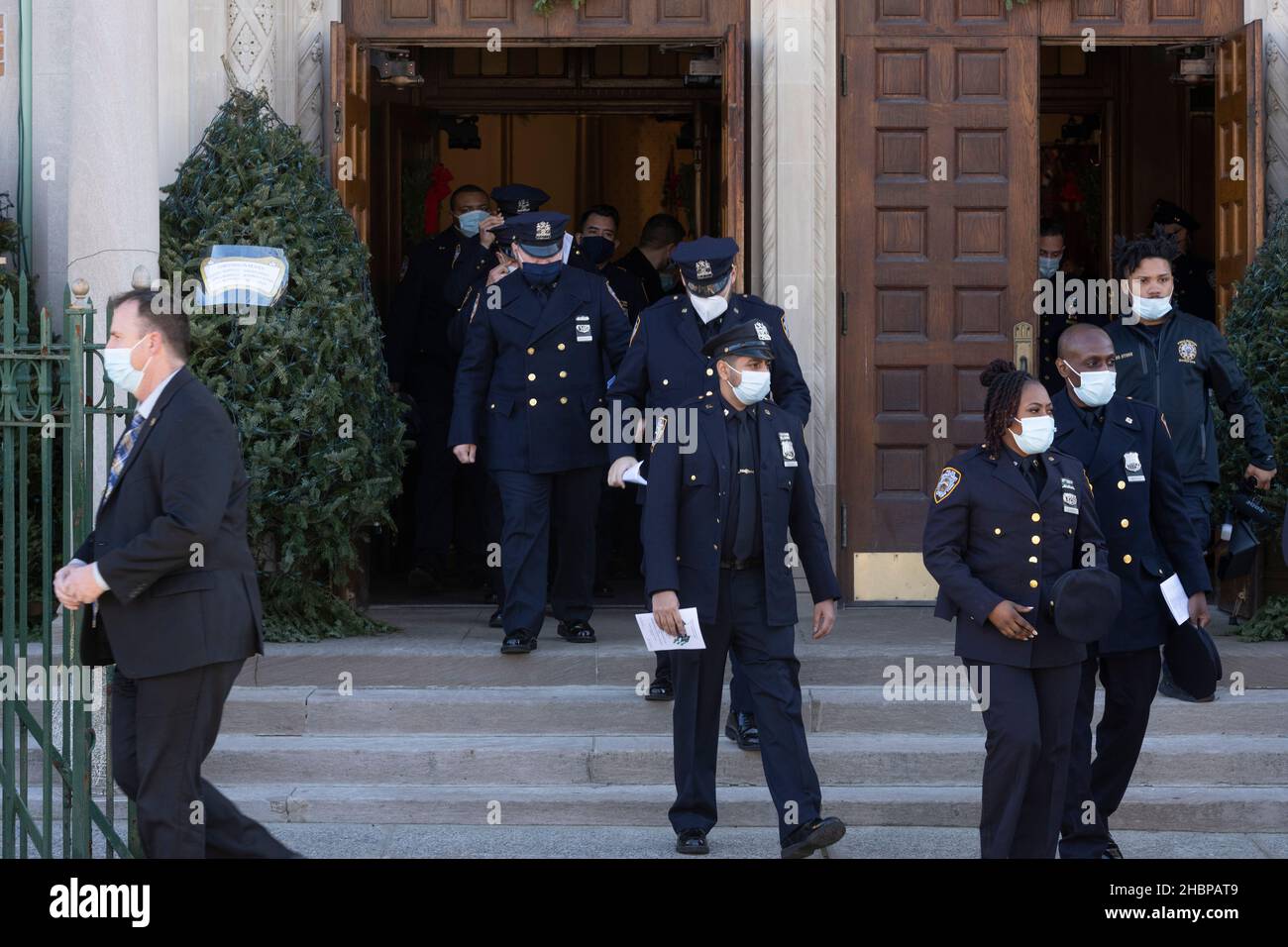 New York, NY - 20. dezember 2021: Polizisten der NYPD wurden nach der Gedenkmesse für die Beamten Wenjian Liu und Rafael Ramos in der römisch-katholischen Kirche von Guadalupe gesehen Stockfoto