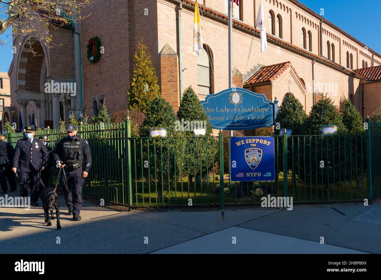 New York, NY - 20. dezember 2021: Polizisten der NYPD wurden nach der Gedenkmesse für die Beamten Wenjian Liu und Rafael Ramos in der römisch-katholischen Kirche von Guadalupe gesehen Stockfoto