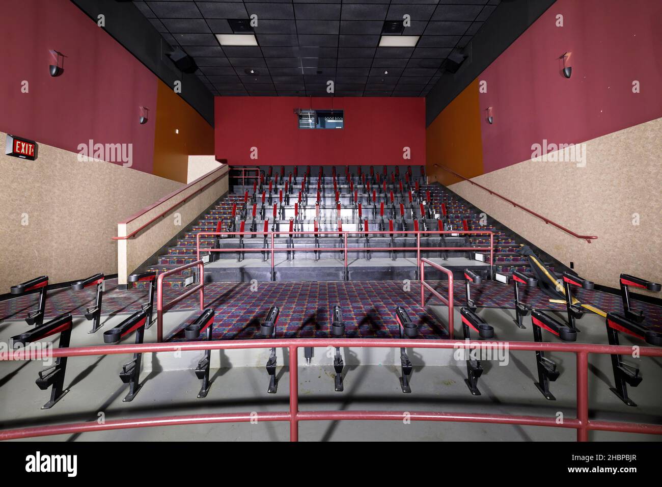 Ein kleines Kino-Auditorium mit fehlenden Sitzplätzen im ehemaligen AMC Interchange 30 Movie Theatre in Vaughan, Ontario, Kanada. Stockfoto