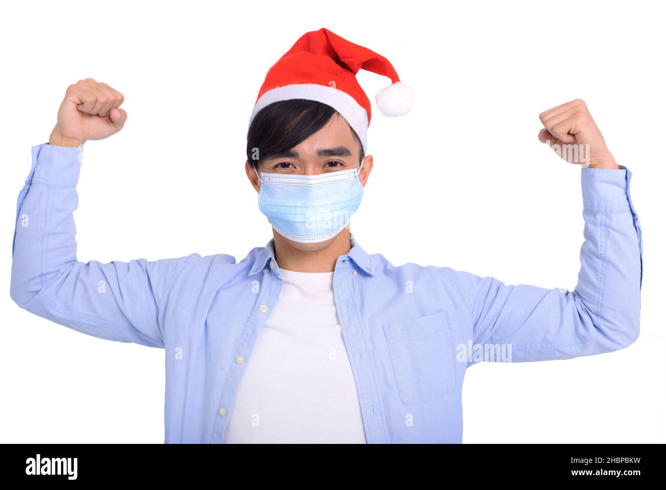 Junger Mann in Weihnachtshut und trägt Gesichtsmaske für den Schutz vor Coronavirus-Virus covid-19 Stockfoto