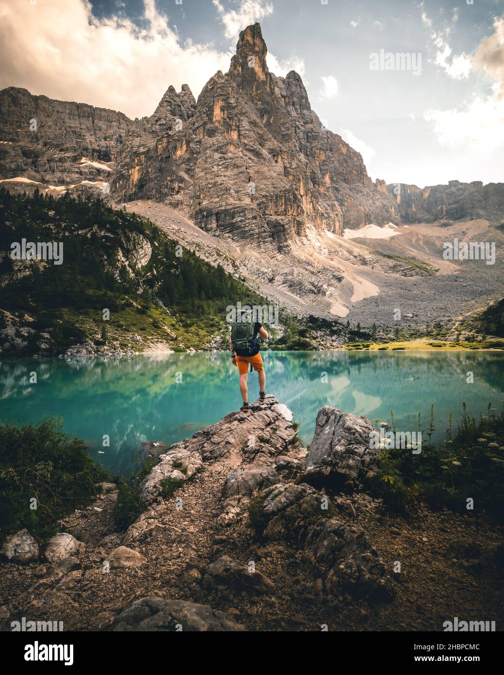 Mann am Bergsee sorapis in den dolomiten im Sommer Stockfoto