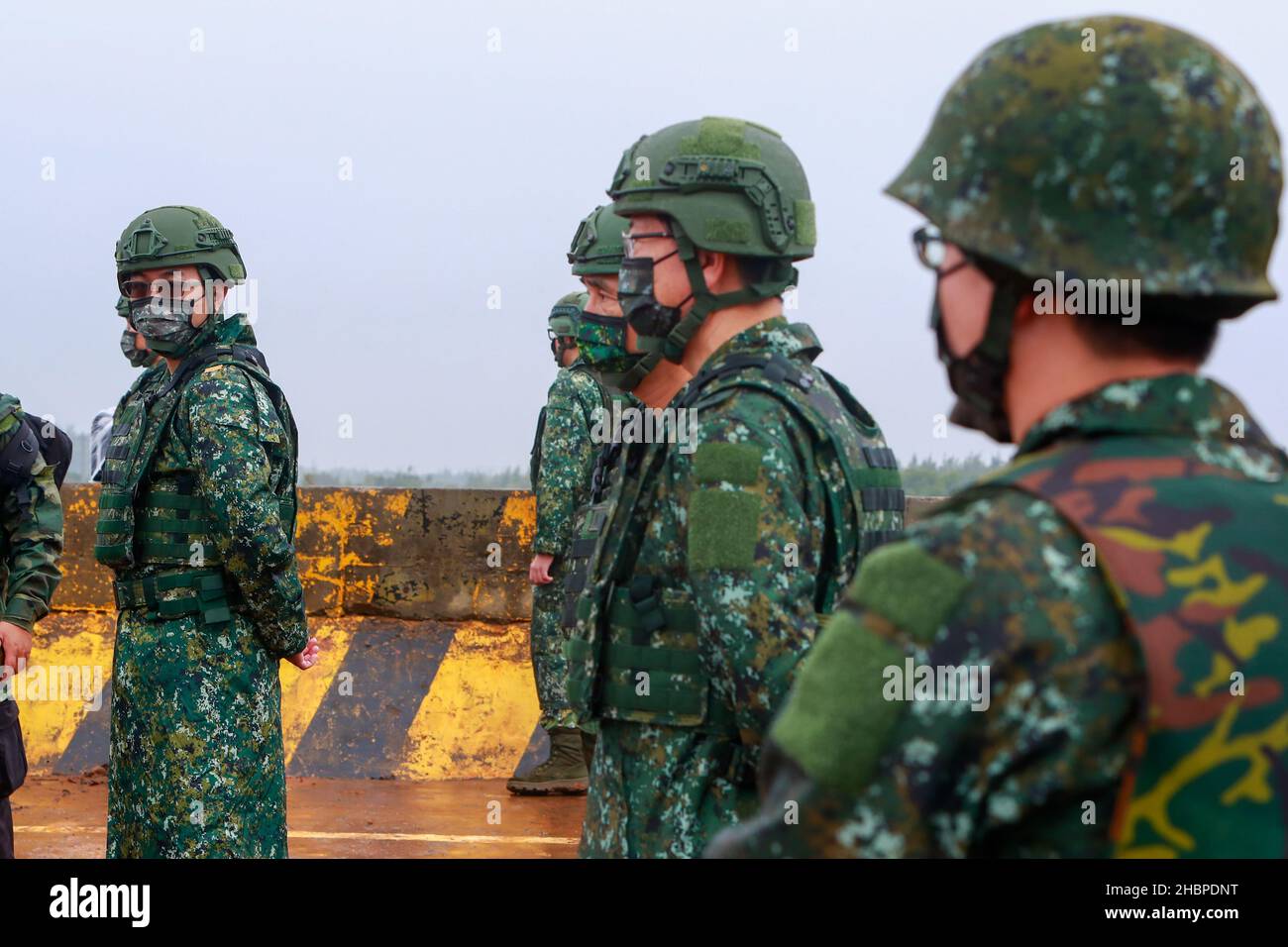 Hsinchu, Taipei, Taiwan. 21st Dez 2021. Soldaten stehen während einer militärischen Munitionsübung an einem unbekannten Ort, inmitten steigender Spannungen mit China, als Wache. Taiwan ist mit zunehmenden militärischen Bedrohungen aus China konfrontiert, darunter chinesische PLA-Kampfflugzeuge, die zur Kreuzfahrt um die Insel geschickt wurden, während die USA mehr Waffenverkäufe an Taiwan anboten. (Bild: © Daniel Ceng Shou-Yi/ZUMA Press Wire) Stockfoto