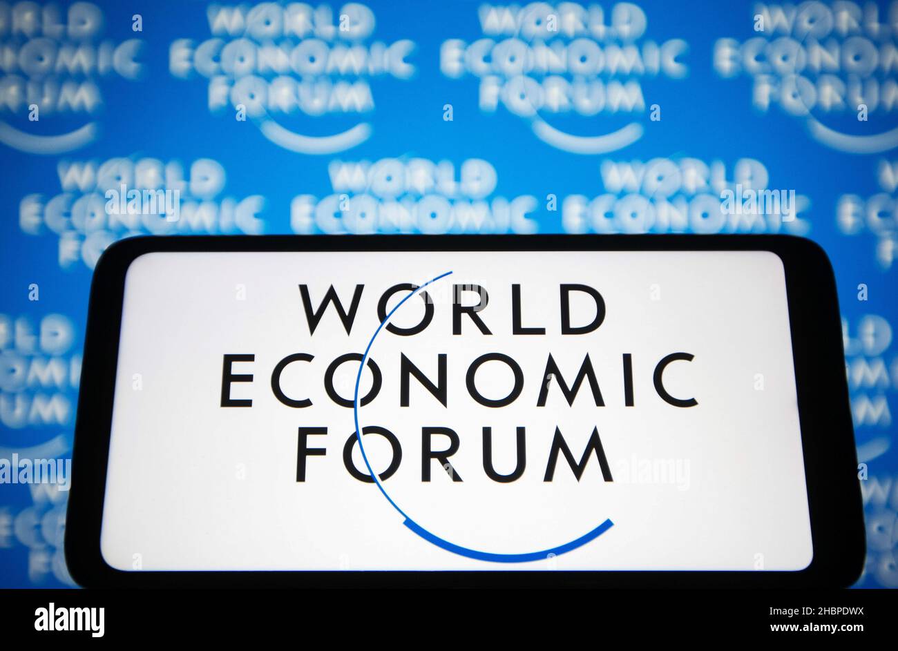 Ukraine. 20th Dez 2021. In dieser Abbildung ist ein Logo des World Economic Forum (WEF) auf einem Smartphone-Bildschirm zu sehen. (Foto von Pavlo Gonchar/SOPA Images/Sipa USA) Quelle: SIPA USA/Alamy Live News Stockfoto Ukraine. 20th Dez 2021. In dieser Abbildung ist ein Logo des World Economic Forum (WEF) auf einem Smartphone-Bildschirm zu sehen. (Foto von Pavlo Gonchar/SOPA Images/Sipa USA) Quelle: SIPA USA/Alamy Live News Stockfoto