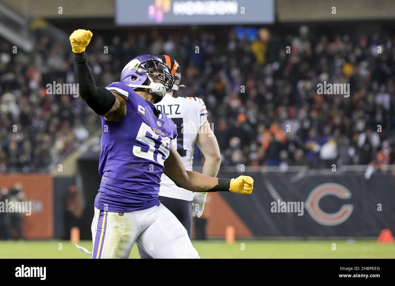 Chicago, Usa. 20th Dez 2021. Minnesota Vikings Anthony Barr (55) feiert am Montag, den 20. Dezember 2021, das Tackle of Chicago Bears Quarterback Justin Fields (1) im Soldier Field in Chicago. Vikings gewann 17-9. Foto von Mark Black/UPI Credit: UPI/Alamy Live News Stockfoto