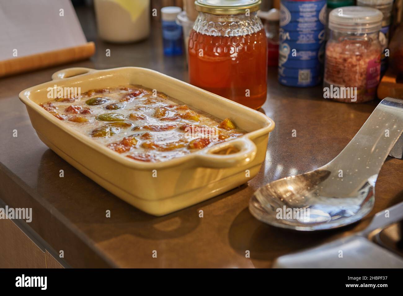 Feigen in Keramik-Backform gefüllt mit Teig nach Rezept aus dem Internet zubereitet Stockfoto