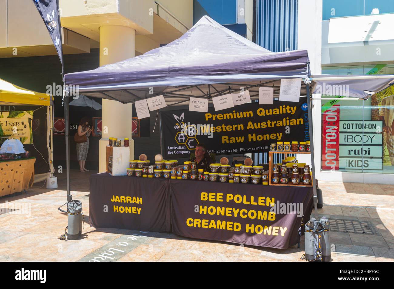 Marktstand mit Honig auf dem Sonntagsmarkt in der Murray Street, Perth CBD, Western Australia, WA, Australien Stockfoto