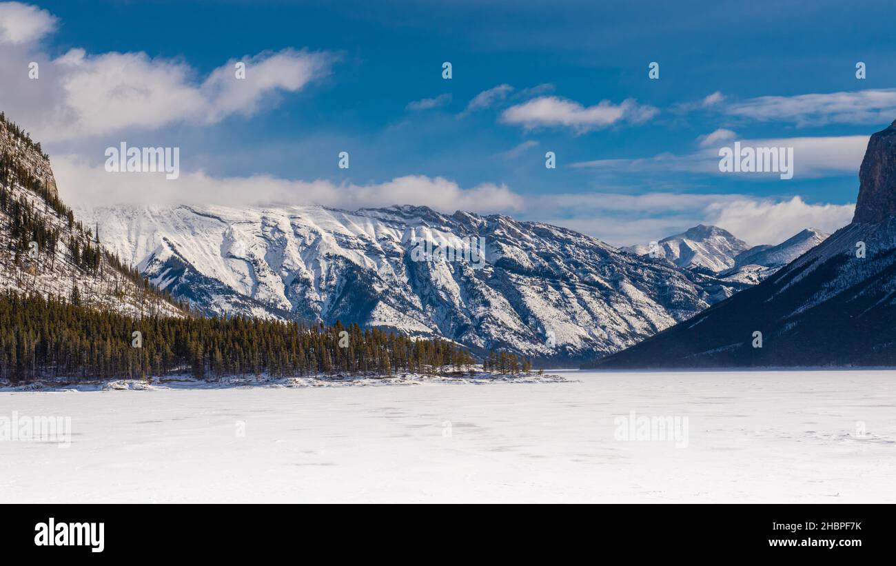 Wunderschöne Winterblicke im Banff National Park Alberta Canada. Schneeschuhwandern um einen gefrorenen See. Stockfoto