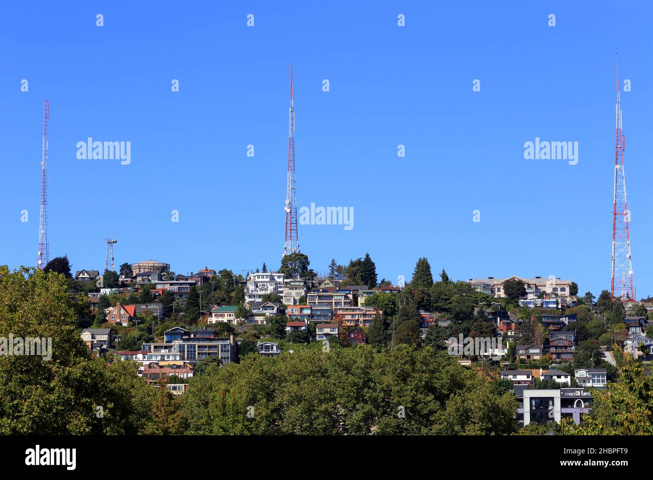 Queen Anne Hill TV Towers, Seattle, WA. Die 3 tv/Radio-Antennen des (von links nach rechts) KIRO KOMO KING mit Blick auf die Stadt von Queen Anne. Stockfoto