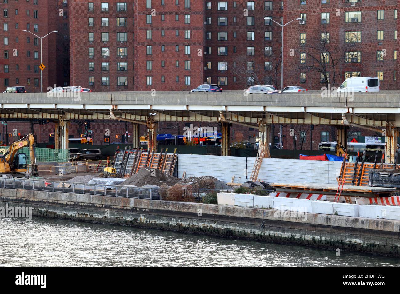 Im Stuyvesant Cove Park entlang des East River Greenway und der Uferpromenade in New York, NY, werden Hochwassermauern an der Ostseite errichtet. Stockfoto