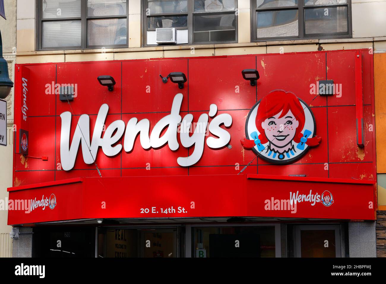 Ein Wendy's Fast-Food-Restaurant Schaufenster Beschilderung in New York, NY. Stockfoto