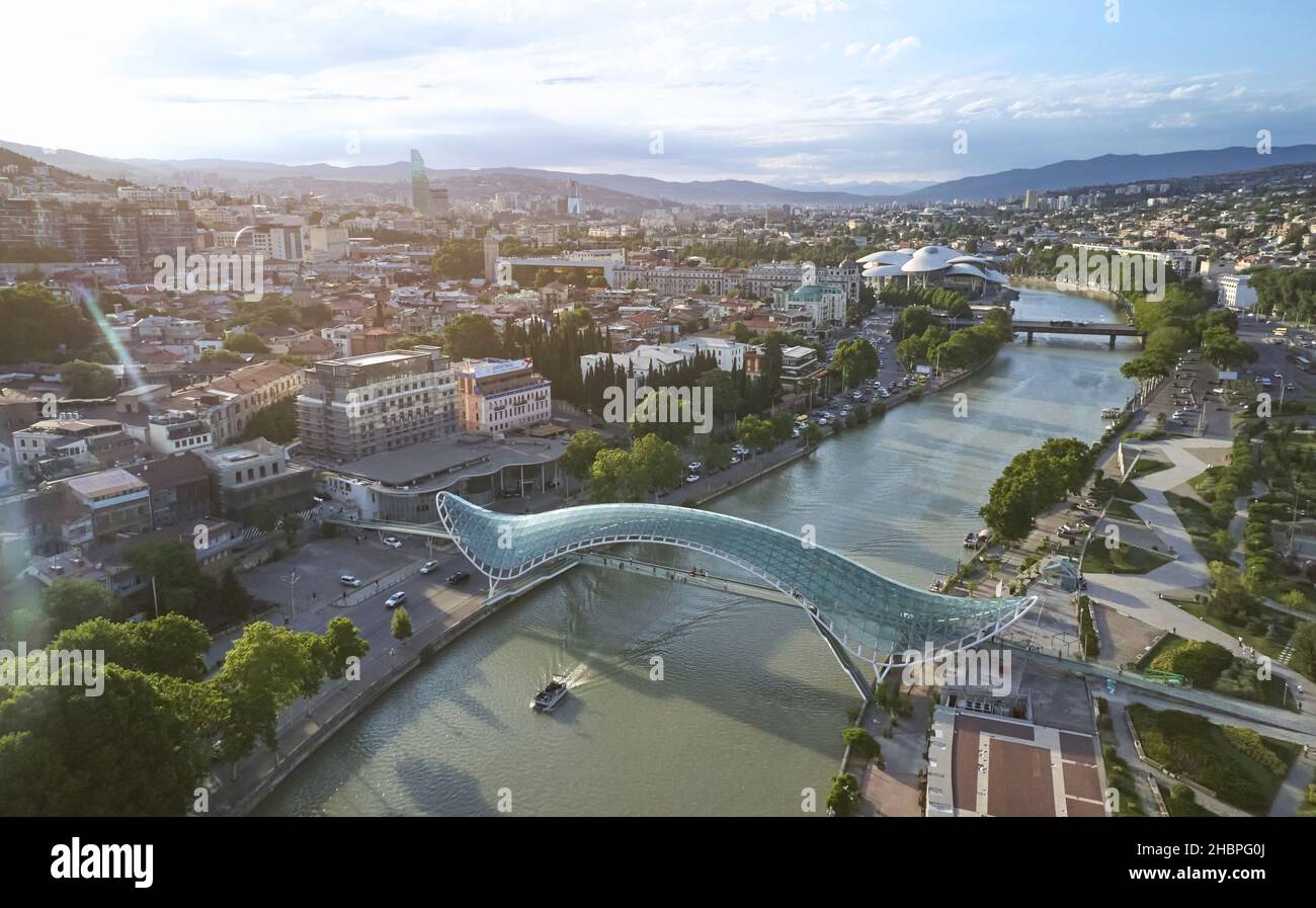 Tiflis Landschaft mit Freiheitsbrücke Luftdrohne Ansicht auf Sommerzeit Stockfoto
